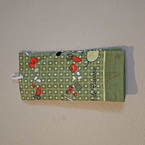 2 DISNEY MICKEY MOUSE KITCHEN TOWELS - Picture 2 of 4